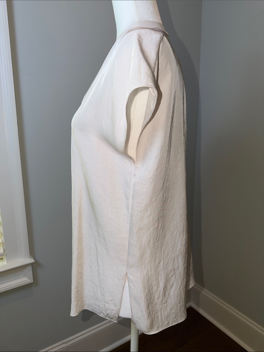 Vince Cream V-Neck Short Sleeve Blouse. Size Small. - Picture 4 of 8